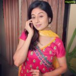 Paridhi Sharma Instagram - थोड़ा है थोड़े की ज़रुरत है ज़िन्दगी फिर भी यहाँ खूबसूरत है!!! #gulzar #shayari #retrolook #oldisgold #peaceofmind #actress #paridhisharma #connectwithpari