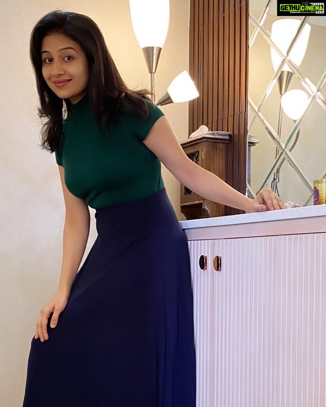 Paridhi Sharma Instagram - No matter what you're going through, there's a light at the end of the tunnel. Good Morning 😊🌹 #morningmotivation #letitgo #timeflies #beyou #happyvibes Location: sweet home @aditichhabra2010 My friend❤️