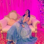Paridhi Sharma Instagram - रंग भी गुलाबी ये नाव भी गुलाबी दरिया में जो मैं बहूँ गुलाबी कहूँ भी गुलाबी मैं सहूँ भी गुलाबी लगता है मैं रहूँ गुलाबी रे.... #weddingdress #shadi #familygoals #blue #pink #lehanga