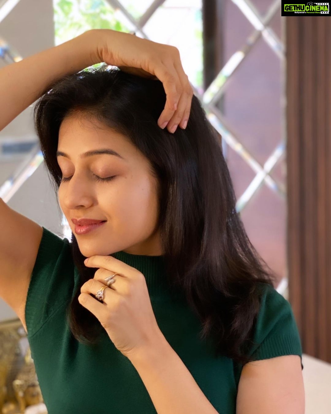 Paridhi Sharma Instagram - No matter what you're going through, there's a light at the end of the tunnel. Good Morning 😊🌹 #morningmotivation #letitgo #timeflies #beyou #happyvibes Location: sweet home @aditichhabra2010 My friend❤️