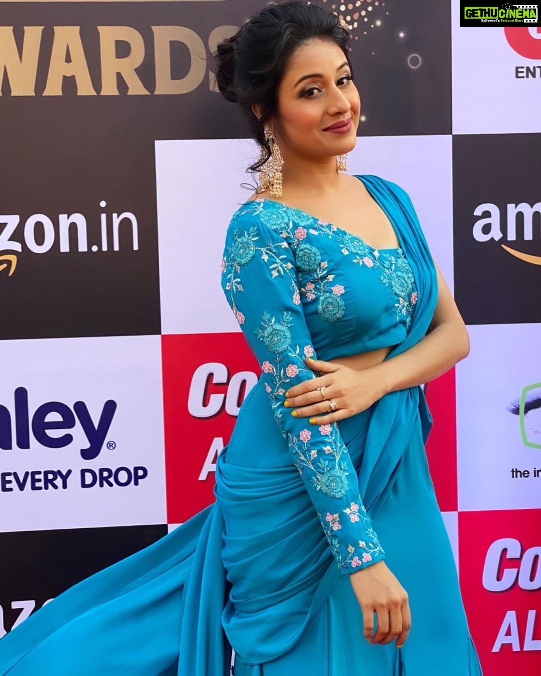 Paridhi Sharma Instagram - “A smile is the best makeup any girl can wear.” ❤️Outfit @mayatrijaiswar @mayatrijaiswar16.mj Style by @jennysboutique__ (Neha Sharma) Indore Makeup Artist: Rajesh Dada Hair Stylist @biswassulbha @anuranjan1010 @theitaofficial