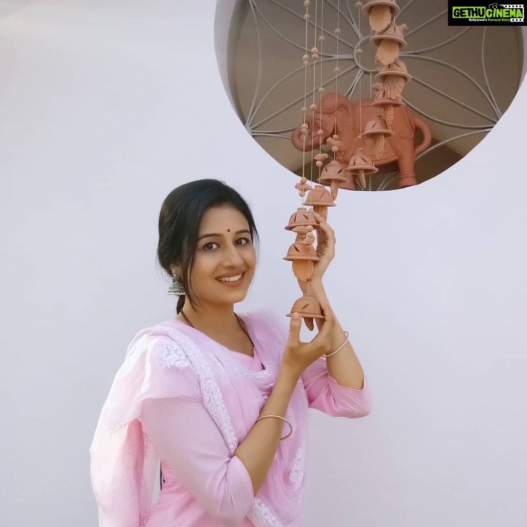 Paridhi Sharma Instagram - Be Simple.. Be Real!! #simplicityisbeauty #real #soulful #natural #earthy #nonglamorous #housewife #pink #actress #paridhisharma @sonytvofficial