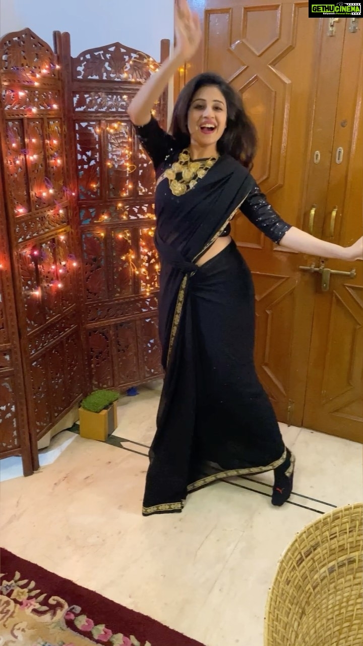 Paridhi Sharma Instagram - This is one of the songs of Madhuri's Ma'am which I always relish dancing❤️ #madhuri #fan #bollywood #dance #move #actress #paridhi #lovedance #15thmay #sameday #birthday