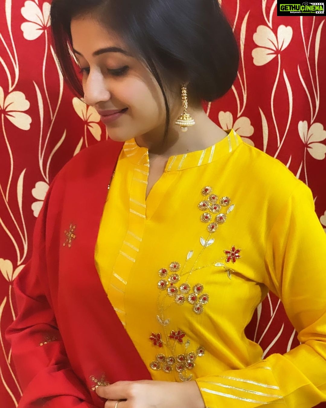 Paridhi Sharma Instagram - In order to write about life first you must live it.. #lifelessons #thoughtsbecomethings #actorlife #smile😊 #creat #ownspace #besimple #indiantvserial