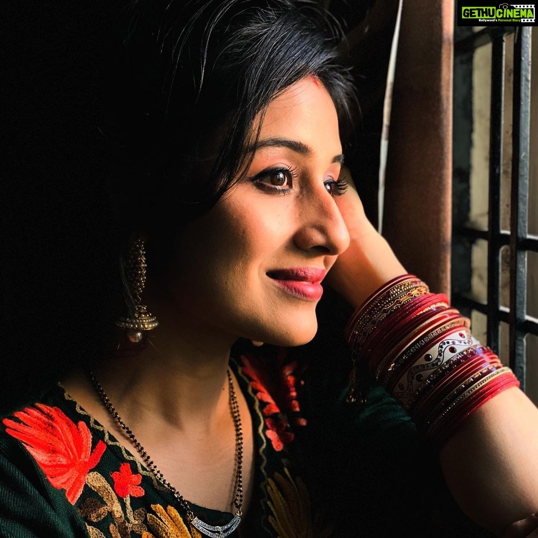 Paridhi Sharma Instagram - Thoda sa hasake,thoda sa rulake, Pal ye bhi janewala hain..... #gulzar #shayari #duasong #hindisong #pics #thoughts #livethemoment #indianbeauty #chhudiya #lelihanacreations #sparkmusicproductions #originals #youtubechannel