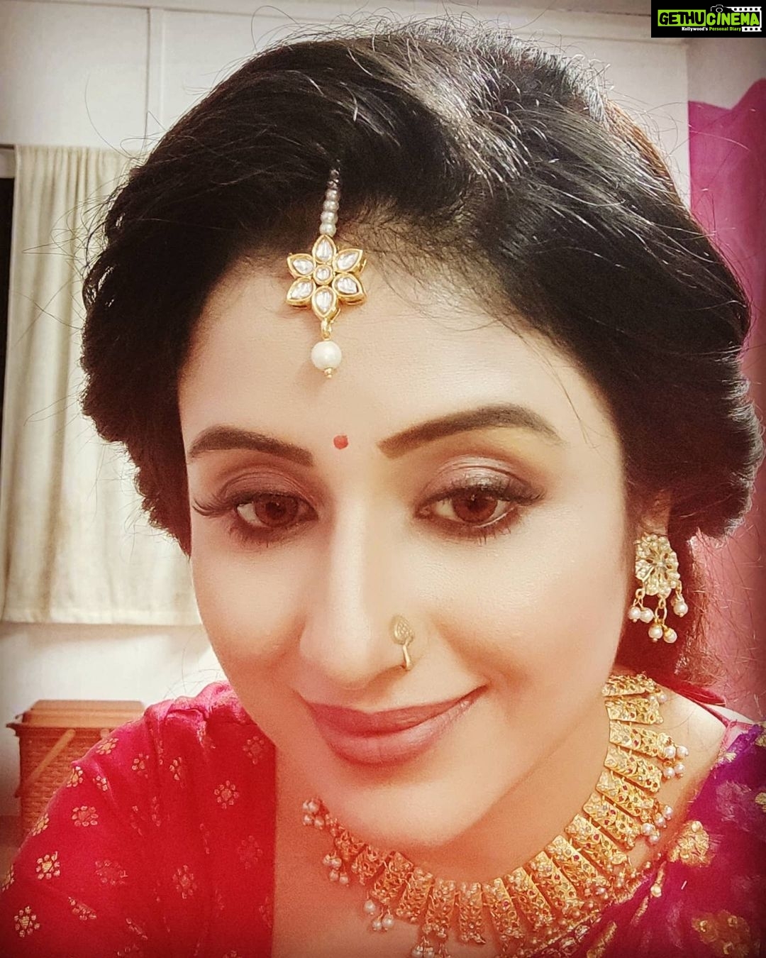 Paridhi Sharma Instagram - Face without expression is boring.. Be expressive, be entertaining😀 #expressions #act #funny #funnyfaces #entertainment #jagatjananimaavaishnodevi #rashmisharmaproductions #makeup #pics