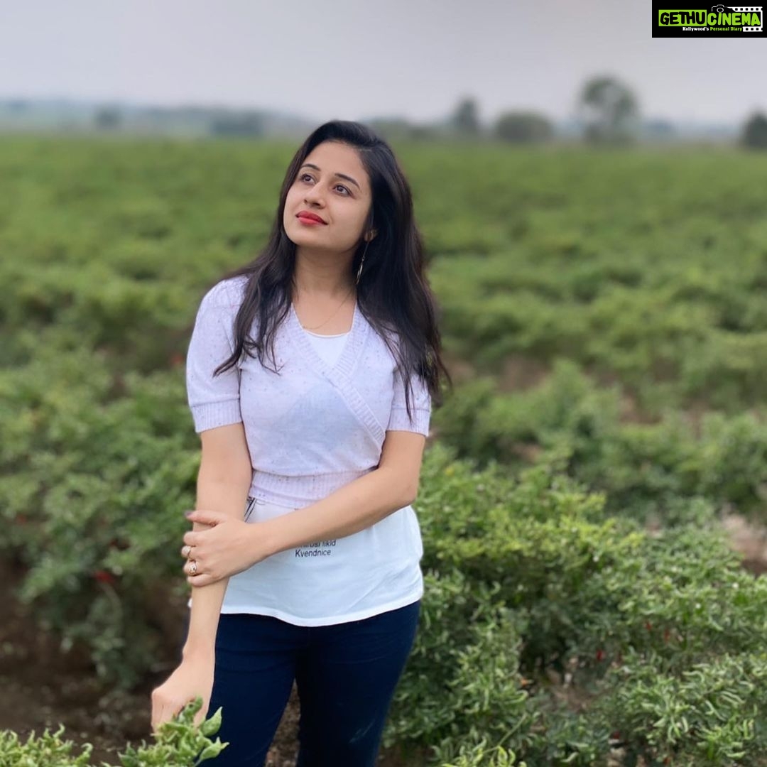 Paridhi Sharma Instagram - Magical nature!! Colourful nature!! Red chillies in green garden!! #embracenature #beapartofit #breathdeeply #feelit #walkonmud #touchthenature #naturelover #teachfuturegenerations #dancewithnature #paridhisharma