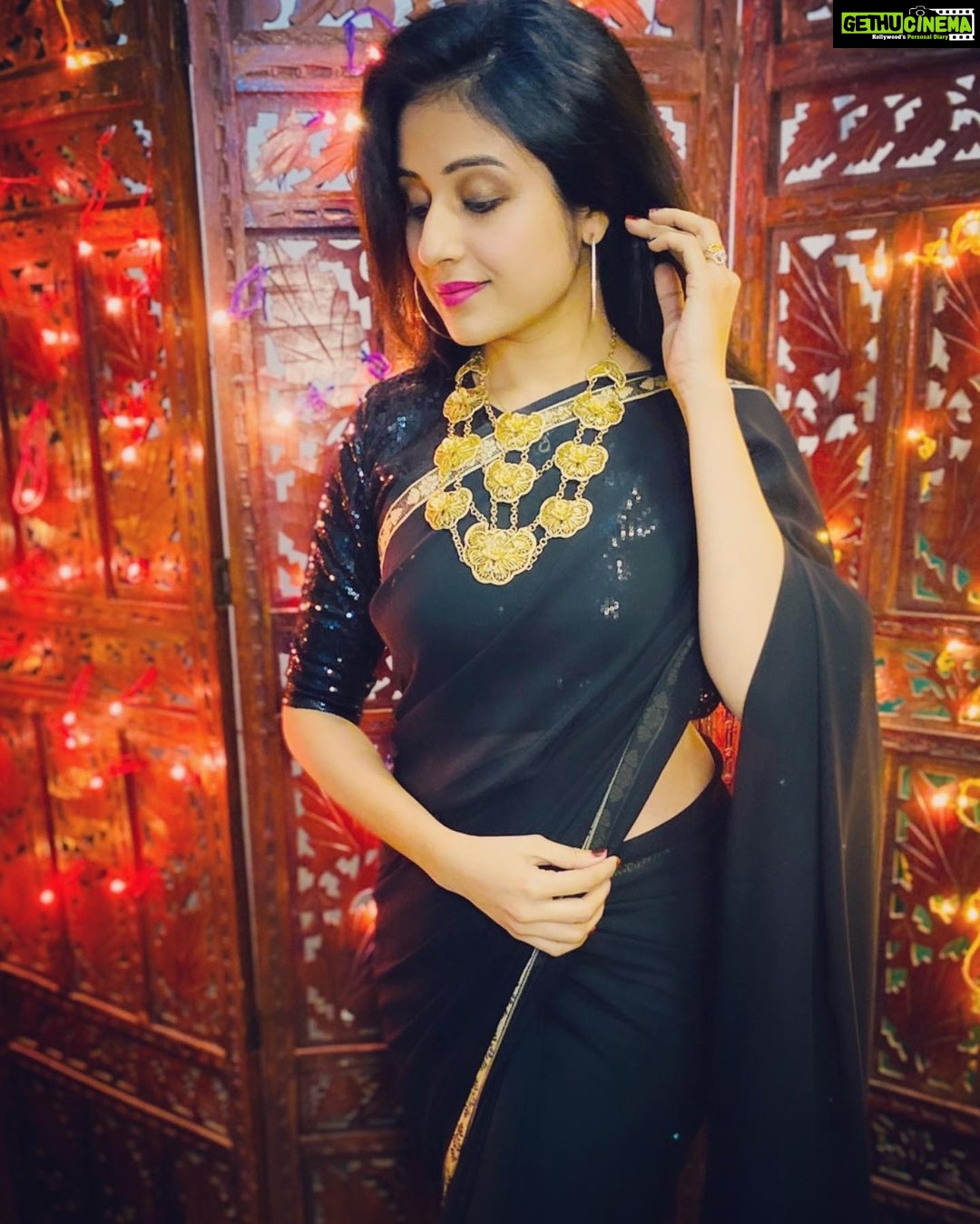 Paridhi Sharma Instagram - Have a belief!!! 2021 🤞 something good will happen!!!! #newyear2021 #hope #happy #healthy #humanity #humans #planetearth #broadervision #celebration #laughter #jodha #actress #paridhi #paridhisharma #tv #india #mumbai #indori #indoregirl