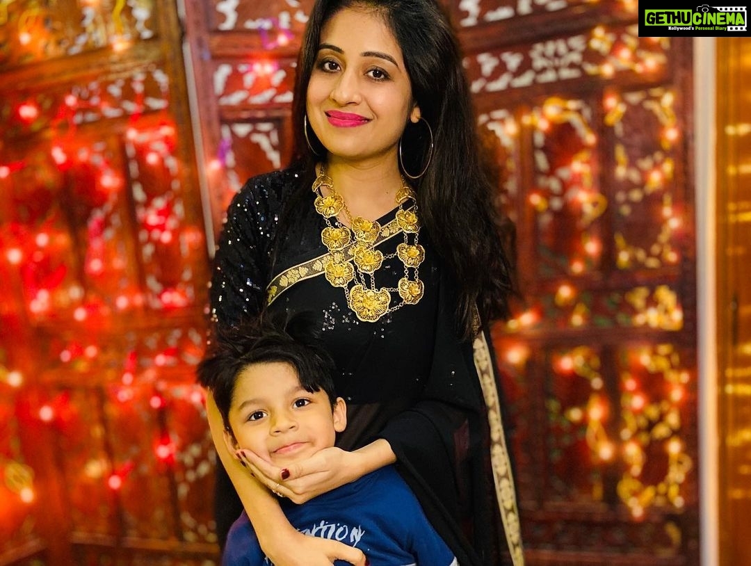 Paridhi Sharma Instagram - Let's welcome new year with smiles, laughter and hope!!!! #family #newyear2021 #celebrate #togetherness #byebye2020 #let'slearn #andgrow #live #life #precious #familytime #happiness #patipatni #maabeta #saassasur #devar #indianfamily #strength #celebration #paridhisharma #jodha #identity #actress #tv