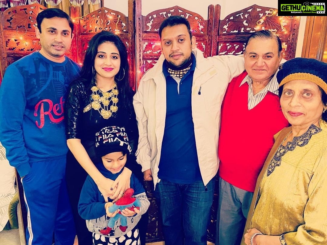 Paridhi Sharma Instagram - Let's welcome new year with smiles, laughter and hope!!!! #family #newyear2021 #celebrate #togetherness #byebye2020 #let'slearn #andgrow #live #life #precious #familytime #happiness #patipatni #maabeta #saassasur #devar #indianfamily #strength #celebration #paridhisharma #jodha #identity #actress #tv