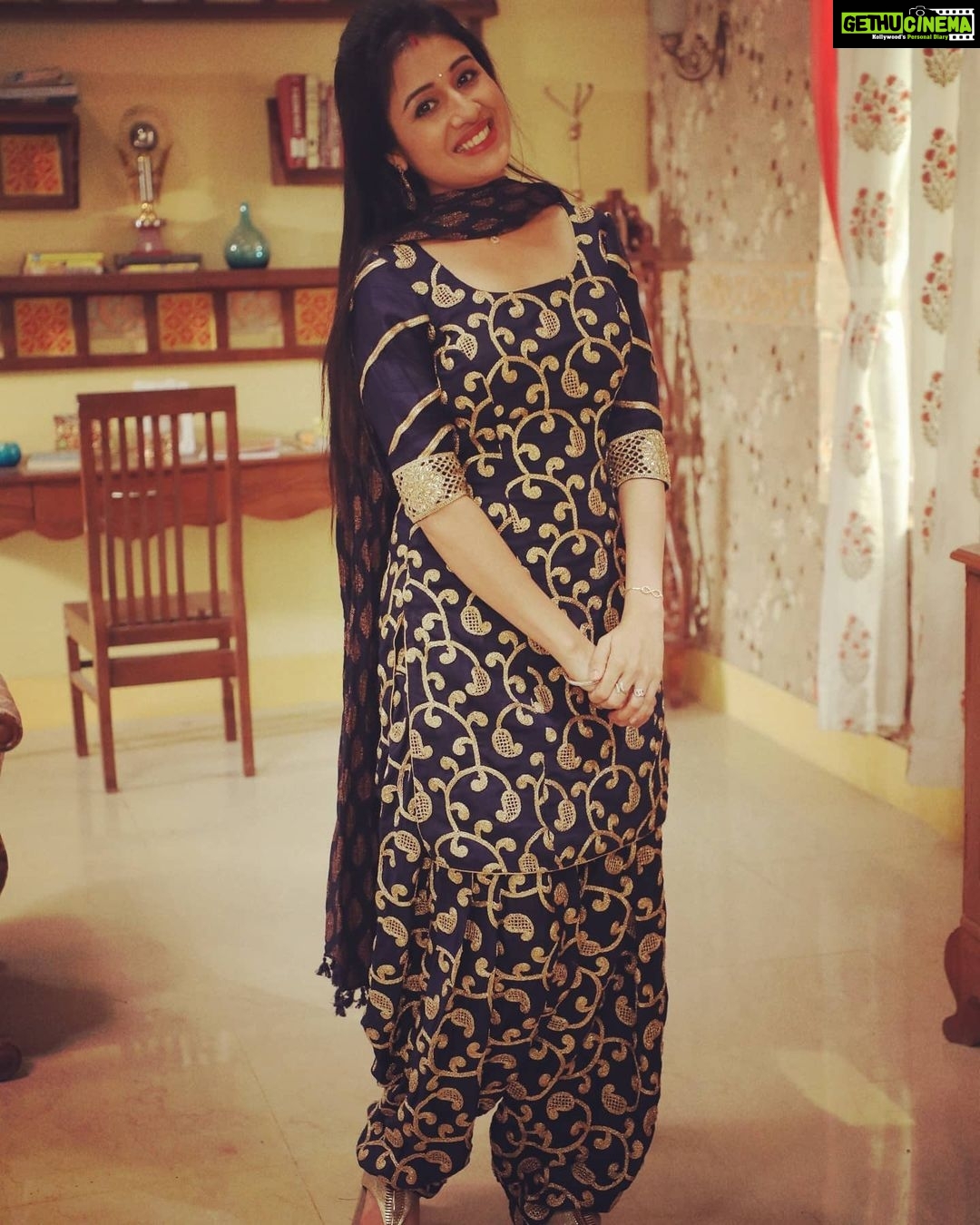 Paridhi Sharma Instagram - Never allow anyone to define you! Just be you! #selfbelief #salwarkameez #patialababessonytv #babes #throwback @sonytvofficial