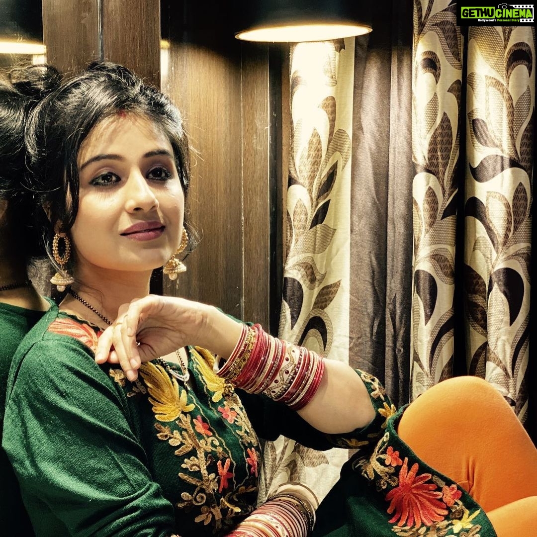 Paridhi Sharma Instagram - Thoda sa hasake,thoda sa rulake, Pal ye bhi janewala hain..... #gulzar #shayari #duasong #hindisong #pics #thoughts #livethemoment #indianbeauty #chhudiya #lelihanacreations #sparkmusicproductions #originals #youtubechannel