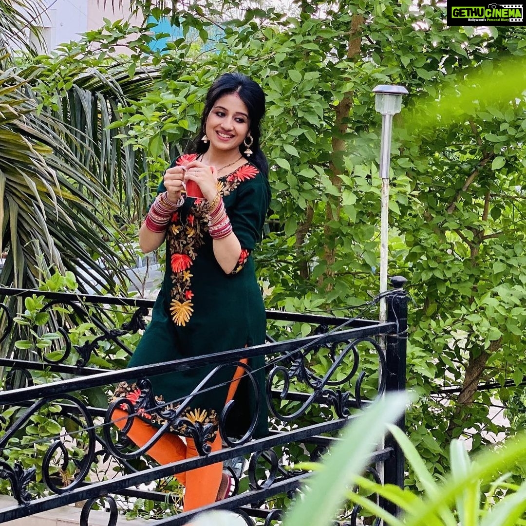 Paridhi Sharma Instagram - Thoda sa hasake,thoda sa rulake, Pal ye bhi janewala hain..... #gulzar #shayari #duasong #hindisong #pics #thoughts #livethemoment #indianbeauty #chhudiya #lelihanacreations #sparkmusicproductions #originals #youtubechannel