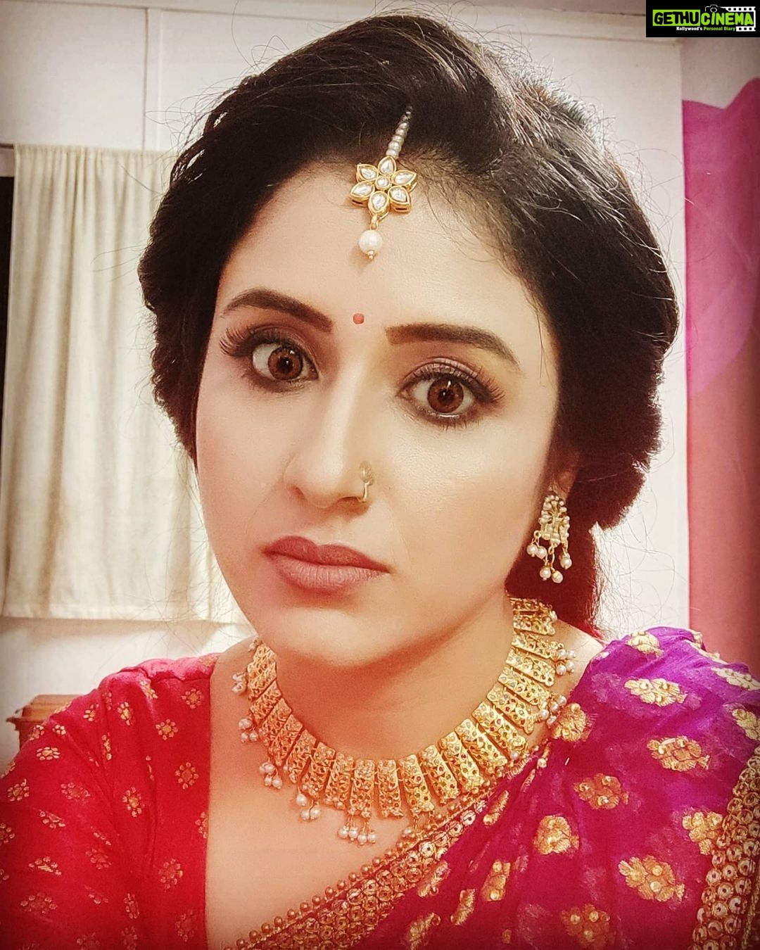 Paridhi Sharma Instagram - Face without expression is boring.. Be expressive, be entertaining😀 #expressions #act #funny #funnyfaces #entertainment #jagatjananimaavaishnodevi #rashmisharmaproductions #makeup #pics