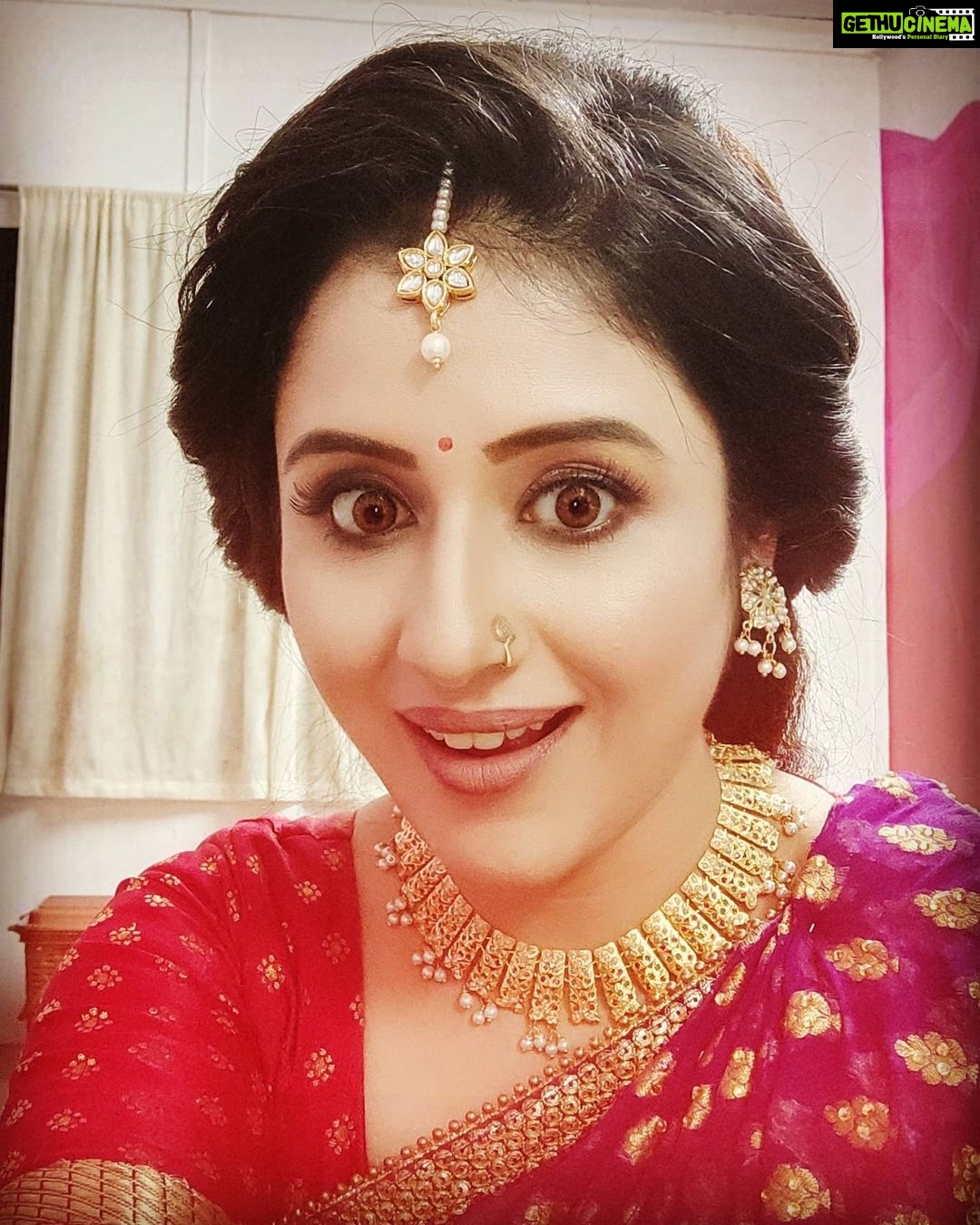 Paridhi Sharma Instagram - Face without expression is boring.. Be expressive, be entertaining😀 #expressions #act #funny #funnyfaces #entertainment #jagatjananimaavaishnodevi #rashmisharmaproductions #makeup #pics