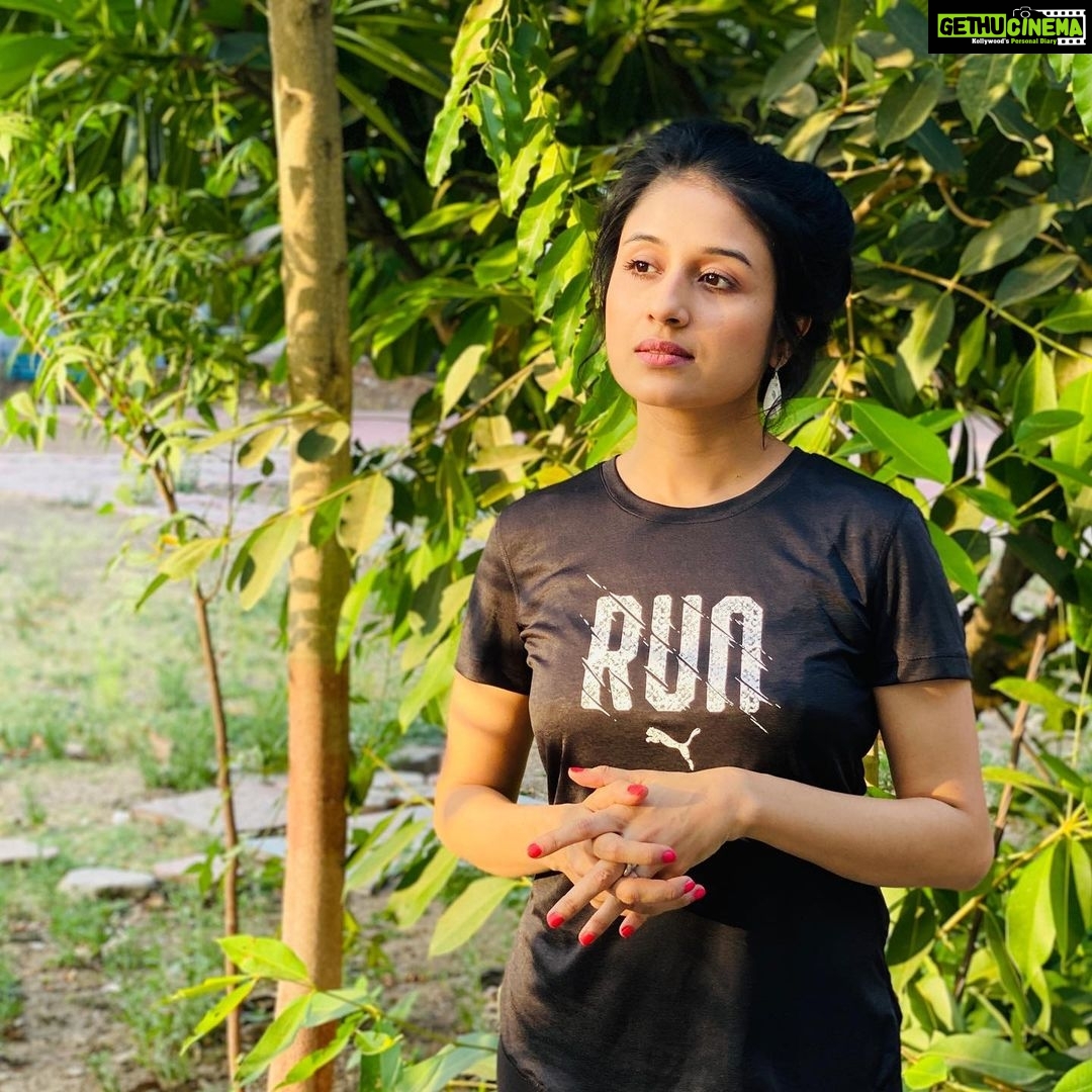 Paridhi Sharma Instagram - “Dil hain to phir dard hoga, Dard hai toh dil bhi hoga, Mausam guzarte rehte hain.” Gulzar #gulzar #poetlover #depth #life #philoshophy #motivation #truth #actor #thoughts