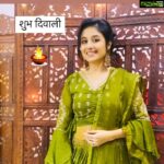Paridhi Sharma Instagram - दीपावली की शुभ कामनाए🙏💐 Let lit the diya of hope and happiness. #happydiwali #celebrations #Indianfestival #togetherness #Love #spreadhapiness #positivity #hope #litthediya #ethnicwear #earring Pic Credit @vatsalsaksena @tanmaisaksena Dress Designer @jennysboutique__ #nehasharma