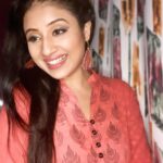 Paridhi Sharma Instagram - Everyone Smiles in the same language 😊 Happy Eid!!! #festiveseason #familytime #togetherness #sweets