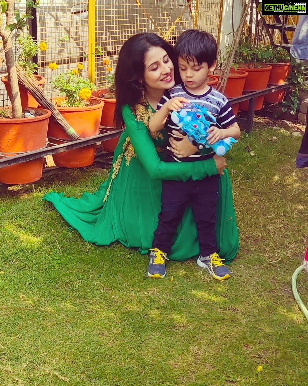 Paridhi Sharma Instagram - I am holding the purest form of feeling.. my heart.. my baby..😊 #beingmother #maa #child #son #bond #Ridharv #Kishhu @tanmaisaksena