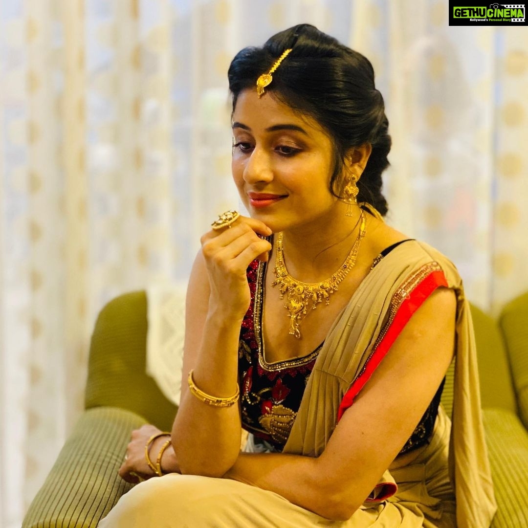 Paridhi Sharma Instagram - “Everything has beauty, but not everyone sees it.” #gold #women #indian #jewellery #sari #festivemode #diwali