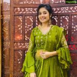 Paridhi Sharma Instagram - दीपावली की शुभ कामनाए🙏💐 Let lit the diya of hope and happiness. #happydiwali #celebrations #Indianfestival #togetherness #Love #spreadhapiness #positivity #hope #litthediya #ethnicwear #earring Pic Credit @vatsalsaksena @tanmaisaksena Dress Designer @jennysboutique__ #nehasharma