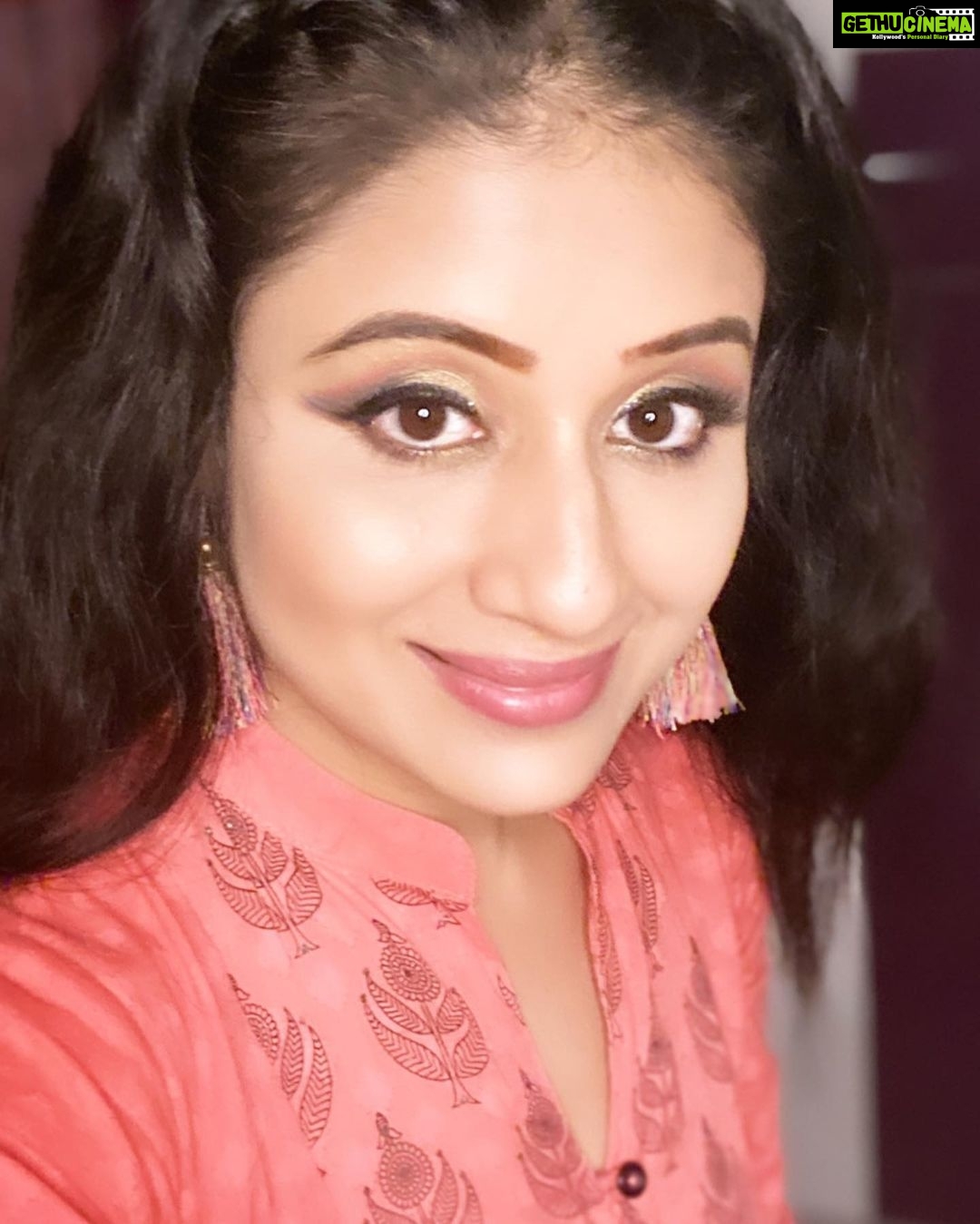 Paridhi Sharma Instagram - Everyone Smiles in the same language 😊 Happy Eid!!! #festiveseason #familytime #togetherness #sweets