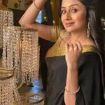 Paridhi Sharma Instagram – The world always looks brighter from behind a smile.
#instapic #ckmdklook #starplus #sari #black #paridhisharma