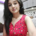Paridhi Sharma Instagram – Kaal ke iss chakra me jo hum phase hue hai iss vipda se
Mahamari ki iss gunj me Jo asahay ho gaye hai peeda see
Anjan se shatru ne aise dehlij par kadam jama diye
woh insaan jo banta tha parinda, aaj apne hi ghar me kaid hue.. Par phir pankh phelayenge,apne hosle ki udaan bharenge hum..
Kadam se kadam milakar, trianga laherayege hum.. Ek soch, ek vichaar, ek ladai, eksath
Na rang ka bhed, na mann ka bhed..
Na bhasha ka khidav,na jati ka chidav,
Deep prajawalit karke aasha ki kiran jagayenge
Apne kartavyo ko puri nishtha se nibhange ..
Shankhnaad baj chuka, ab pichhe nahi hatange hum..
Ek dusre ka saa puri tarah se nibhayenge hum.. Bharat ki hum shaan hai,bharaat se hamara naam hai,
Apne chir kadamo se,nayi misaal khadi karenge hum..
Vatan humme pyaara hai,aur manavta hummara naara hai..
Vasudev kutumbhkam ki bhavna ko pure vishva me lehrayenge hum.. Mann pe padi lakiro ko aaj yahi chhod de
Adrashya sa shatru hi sahi,seekh isse nayi le
waqta ka takaja hai,sath me mil kar chale
Desh hit ke bhaav ko naman hum sab kare…
Naman hum sab kare
Naman hum sab kare….