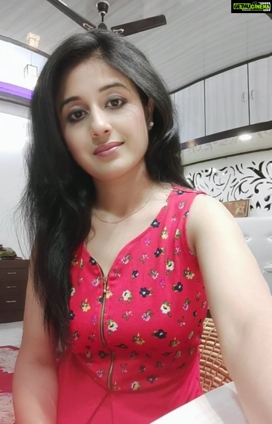 Paridhi Sharma Instagram - Kaal ke iss chakra me jo hum phase hue hai iss vipda se Mahamari ki iss gunj me Jo asahay ho gaye hai peeda see Anjan se shatru ne aise dehlij par kadam jama diye woh insaan jo banta tha parinda, aaj apne hi ghar me kaid hue.. Par phir pankh phelayenge,apne hosle ki udaan bharenge hum.. Kadam se kadam milakar, trianga laherayege hum.. Ek soch, ek vichaar, ek ladai, eksath Na rang ka bhed, na mann ka bhed.. Na bhasha ka khidav,na jati ka chidav, Deep prajawalit karke aasha ki kiran jagayenge Apne kartavyo ko puri nishtha se nibhange .. Shankhnaad baj chuka, ab pichhe nahi hatange hum.. Ek dusre ka saa puri tarah se nibhayenge hum.. Bharat ki hum shaan hai,bharaat se hamara naam hai, Apne chir kadamo se,nayi misaal khadi karenge hum.. Vatan humme pyaara hai,aur manavta hummara naara hai.. Vasudev kutumbhkam ki bhavna ko pure vishva me lehrayenge hum.. Mann pe padi lakiro ko aaj yahi chhod de Adrashya sa shatru hi sahi,seekh isse nayi le waqta ka takaja hai,sath me mil kar chale Desh hit ke bhaav ko naman hum sab kare... Naman hum sab kare Naman hum sab kare....