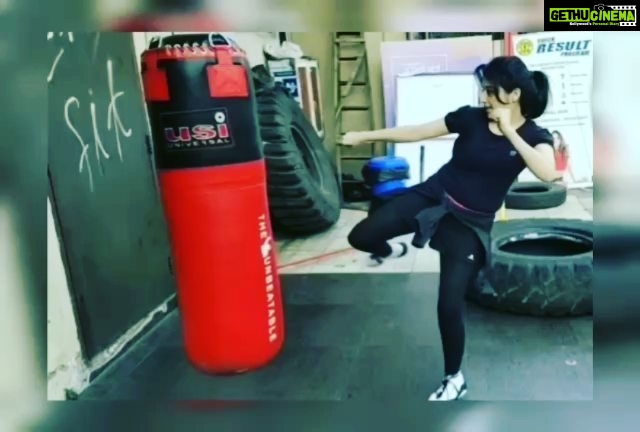 Paridhi Sharma Instagram - Learning new art "kickboxing"😊 #learning #punches #balancing #art