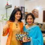 Paridhi Sharma Instagram - वो मेरी ख़ुशी मे, खिलखिलाती है, वो मेरे ग़म मे, आंसू बहाती है, टूटने लगूँ किसी बात पर, वो हौसला बढ़ाती है, भटक जाऊं कभी राह छोड़ कर, वो रास्ता दिखाती है, जानतीं है वो इस बार मै सही नहीं थी लेकिन, सामने सबके सबसे बेहतर बतातीं है, वो खुदा है वो भगवान है मेरी, उसे कोई गलती मेरी नज़र नहीं आती है, एक निवाला भी कम खा लूँ किसी ऱोज तो, वो ज़िद मे एक छोटी बच्ची बन जाती है, वो मानती है उसकी पूरी दुनिया मै हूं, पर...''माँ '',,,तुझमे मुझे पूरी दुनिया नज़र आती है, माँ,तुझे प्रणाम! Happy Mothers Day to both my Moms.. #mothersday #myMaa #mymotherinlaw #loveforever
