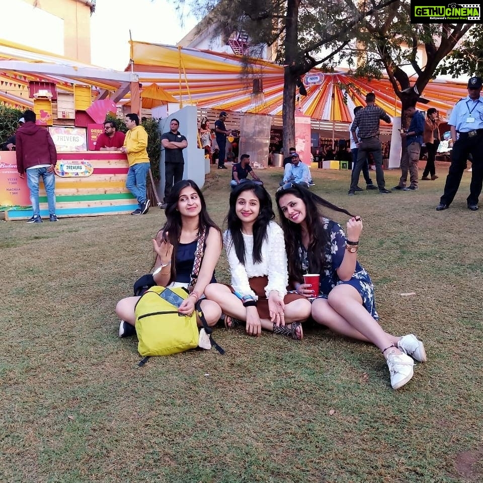 Paridhi Sharma Instagram - Some moments are captured for life time😁 #funtime #friends #Lavina #navita #longlive #myfamily #hubby #kishhu #relivingmychildhood #exoticlocation #laughter #happiness @tanmaisaksena