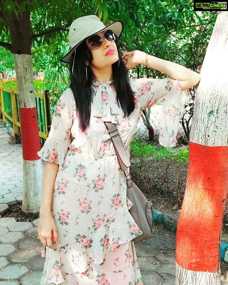 Paridhi Sharma Instagram - . “We are what our thoughts have made us; so take care about what you think. Words are secondary. Thoughts live; they travel far.” Swami Vivekananda #thinking #thoughts #naturelover #actor #lovelife #evolve #pink #green #treelover #breath #moments #paridhisharma