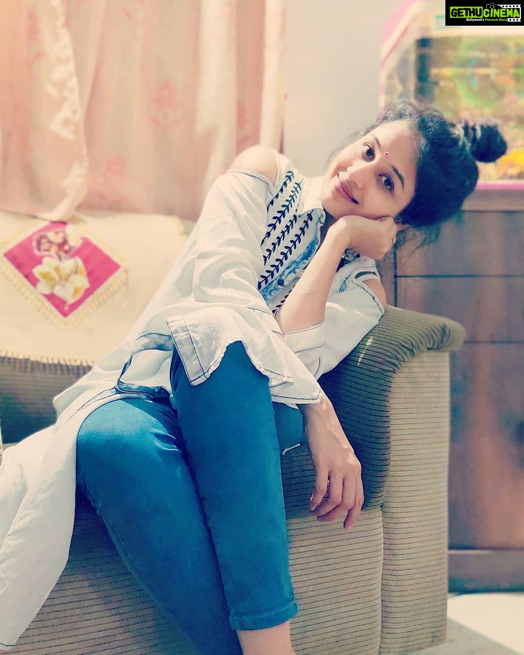 Paridhi Sharma Instagram - Life is not measured by time. It is measured by moments. Good morning everyone😊 #moments #sitting #relaxing #patialababes