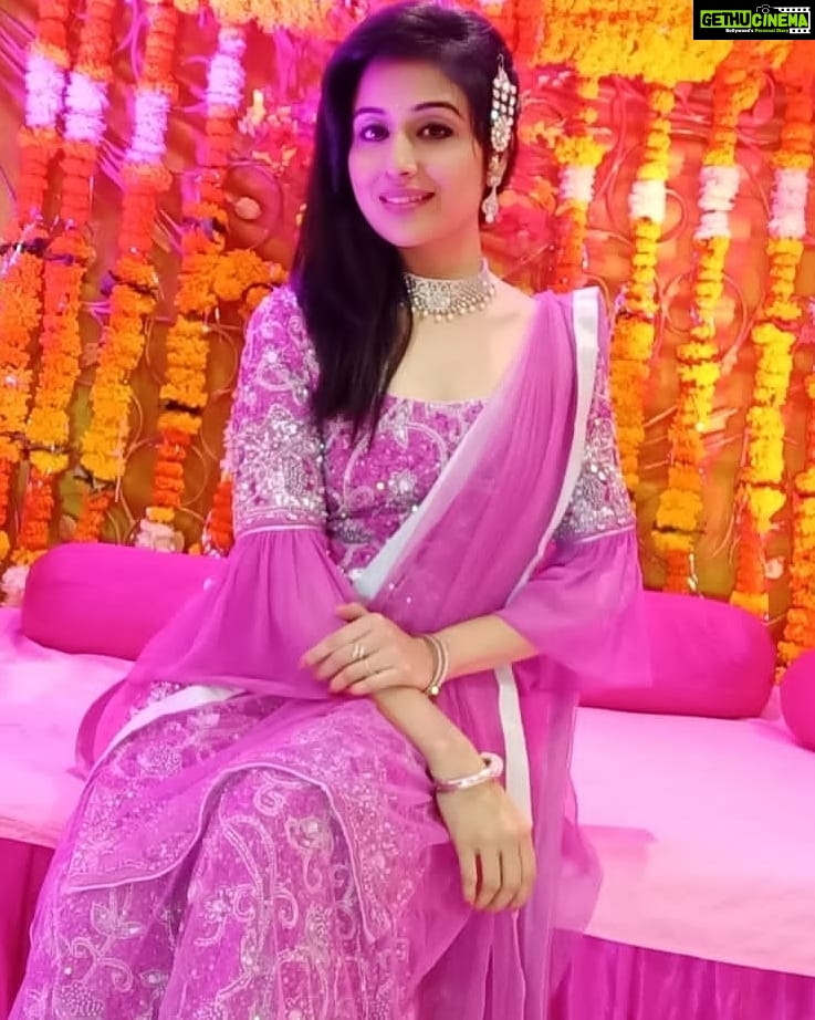 Paridhi Sharma Instagram - Just carry a smile, everything will become beautiful😊 #weddingseason #pink #garara #indiantradition #ethniclook #funtime #myfamilymystrengh #mybaby #paridhisharma #ridharv @tanmaisaksena