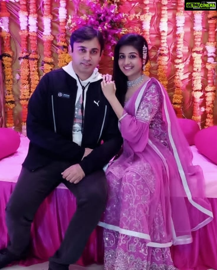 Paridhi Sharma Instagram - Just carry a smile, everything will become beautiful😊 #weddingseason #pink #garara #indiantradition #ethniclook #funtime #myfamilymystrengh #mybaby #paridhisharma #ridharv @tanmaisaksena