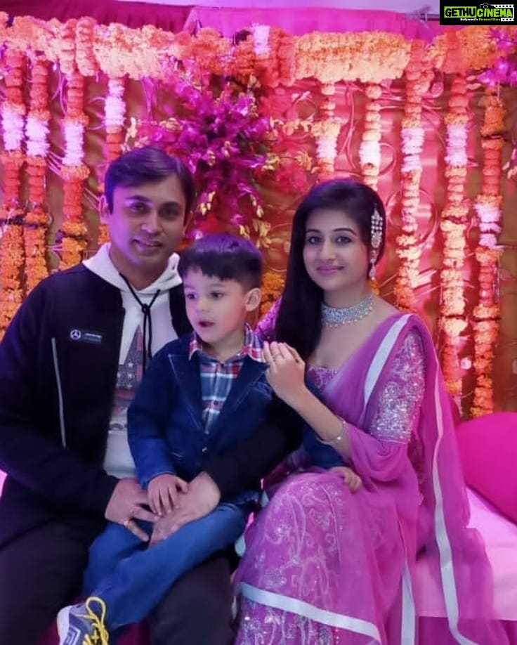 Paridhi Sharma Instagram - Just carry a smile, everything will become beautiful😊 #weddingseason #pink #garara #indiantradition #ethniclook #funtime #myfamilymystrengh #mybaby #paridhisharma #ridharv @tanmaisaksena