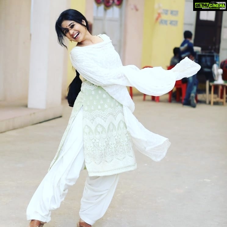 Paridhi Sharma Instagram - A smile is a curve that sets everything straight😊 #patialababes #laughter #enjoy #enjoylife #moves