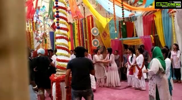Paridhi Sharma Instagram - Through the lenses😀 rehearsing holi dance sequence.. @sonytvofficial @ashnoorkaur @aniruddh_dave #patialababes #dance