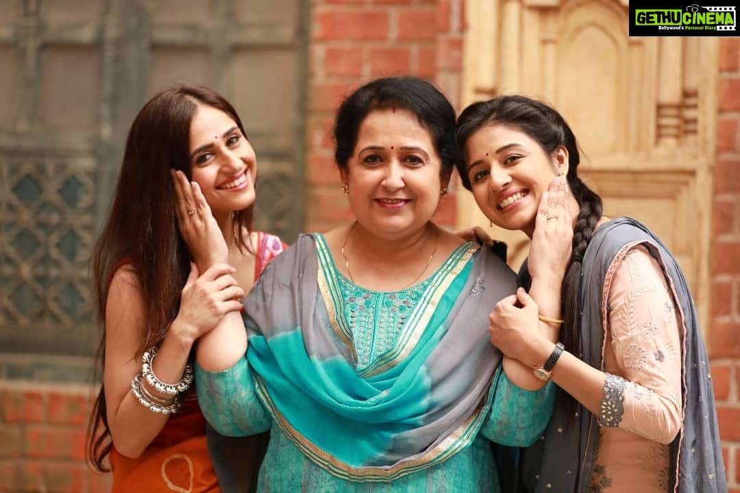 Paridhi Sharma Instagram - Fun click on the set😀 @sonytvofficial #PatialaBabes