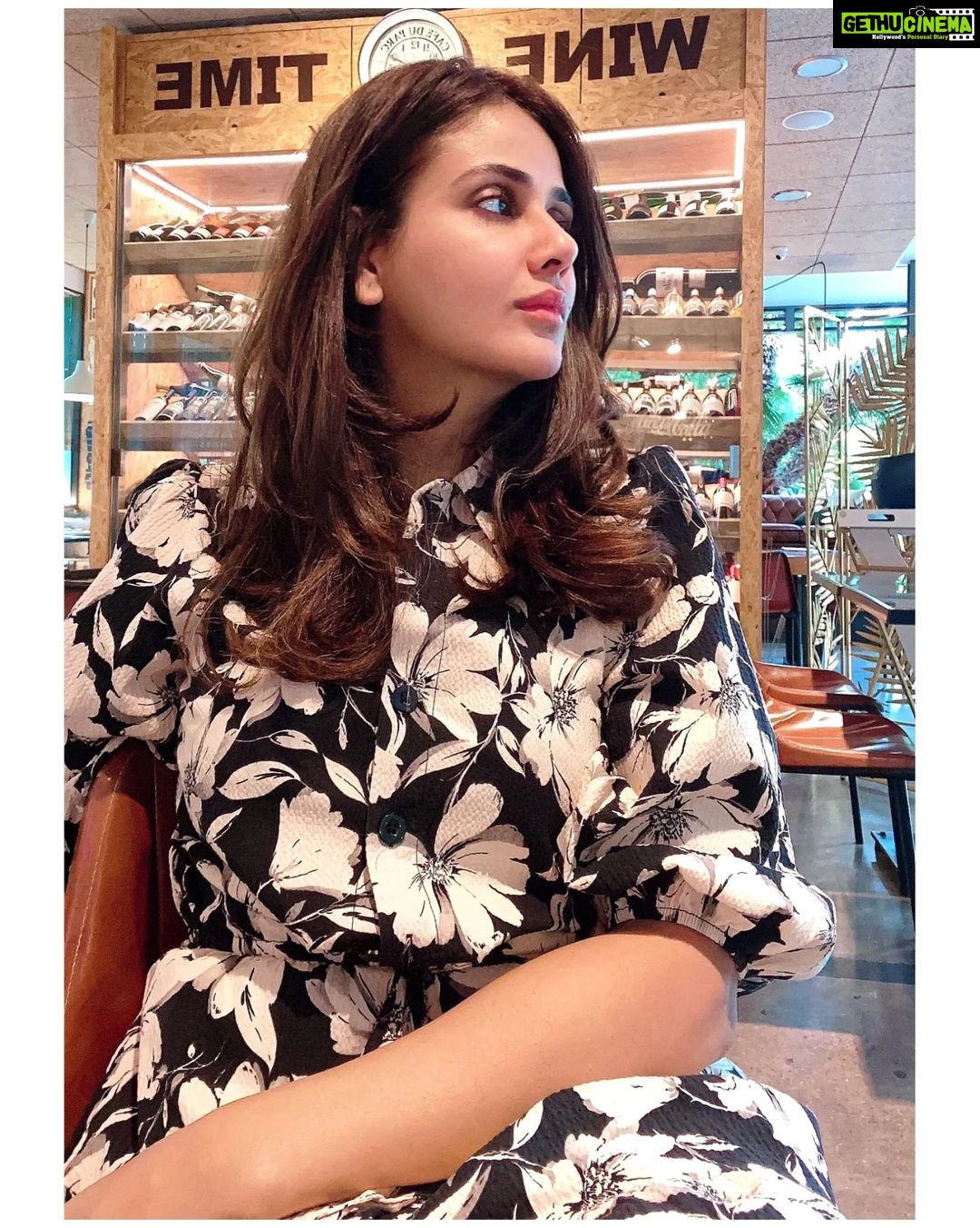 Parul Yadav Instagram - A selfie a day keeps the mind alive... 2-3 selfies in my case ๐ #ThursdayMood #SelfieThursday #ClickClick #ThursdayLove #BlackAndWhite #OpenHairstyle #WineTime #ASelfieADay #MorningPost #HappyHeart #HappyMe #ThursdayPost #ThursdayMotivation #TravelLifestyle #WineAndDine #GratefulHeart #BlessedToBeHere #HappyMoments #ThrowbackThursday #SandalwoodAdda #Sandal_official #NammaBengaluru #NammaKannada #NammaBangalore #NammaKarnataka #KannadaSandalwood #KannadaHeroine