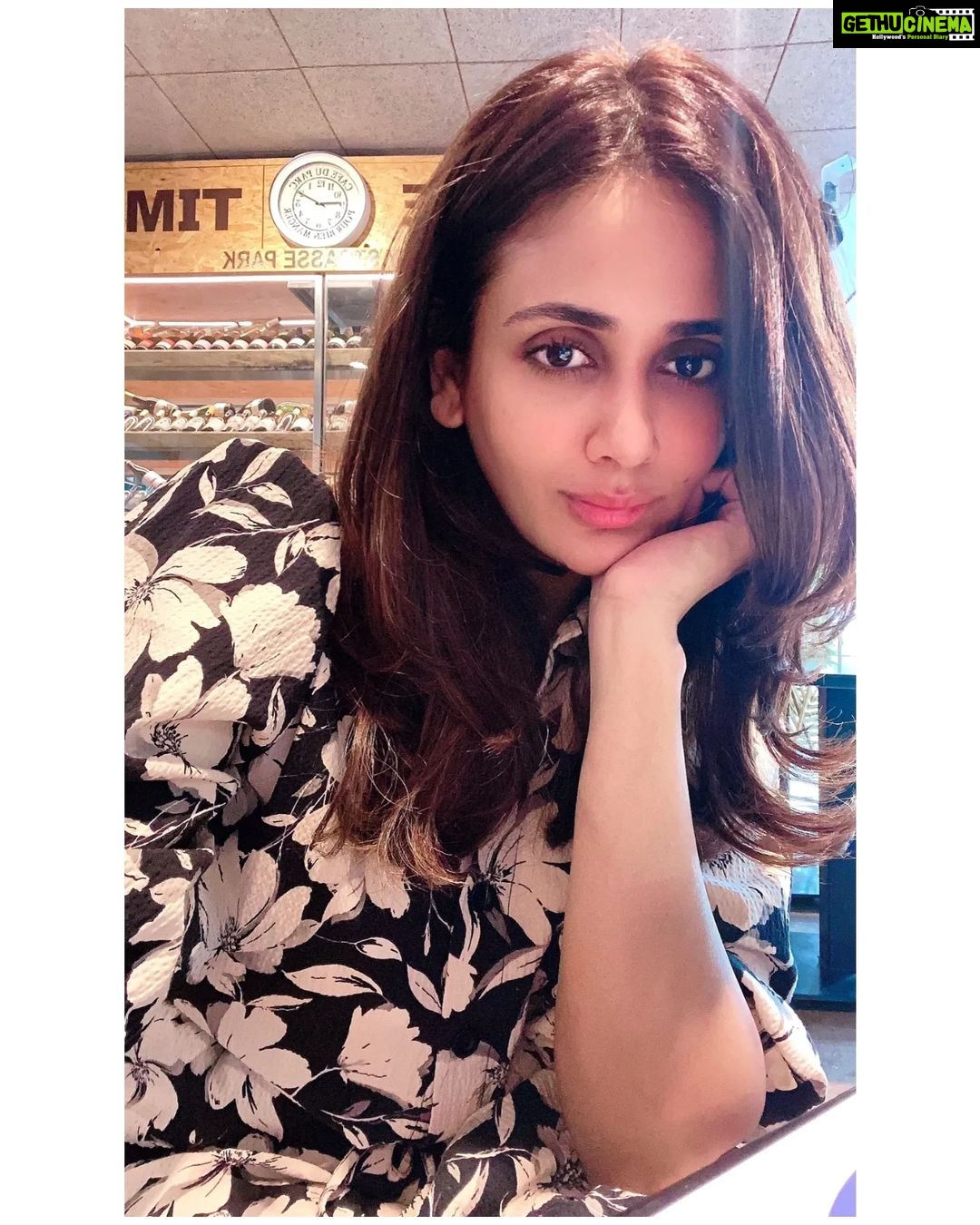 Parul Yadav Instagram - A selfie a day keeps the mind alive... 2-3 selfies in my case ๐ #ThursdayMood #SelfieThursday #ClickClick #ThursdayLove #BlackAndWhite #OpenHairstyle #WineTime #ASelfieADay #MorningPost #HappyHeart #HappyMe #ThursdayPost #ThursdayMotivation #TravelLifestyle #WineAndDine #GratefulHeart #BlessedToBeHere #HappyMoments #ThrowbackThursday #SandalwoodAdda #Sandal_official #NammaBengaluru #NammaKannada #NammaBangalore #NammaKarnataka #KannadaSandalwood #KannadaHeroine