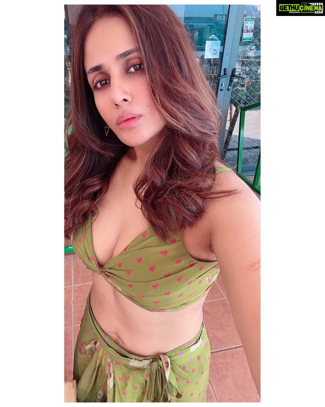 Parul Yadav Instagram - Those that sow the first seeds of a revolution.. those that take a stand against the wind.. those that dare to dream differently.. those are to who I doff my hat.. here is a fully vegan restaurant @buenavidavegan right on the beach at Adeje in the Canary Island of Tenerife.. what wonderful food and what a wonderful feeling! And P.S. they only serve cow's milk to calves!! As one should!!! #PYTravels #Tenerife #CanaryIsland #TuesdayTravels #TenerifeIsland #TenerifeFood #Buenavida #BuenavidaBeach #VeganMeals #VeganFoodLovers #VeganDiet #VeganBowl #VeganHealth #BuddhaBowl #NaturesCandy #EatYourFruits #EatYourFruitsAndVeggies #HealthyEatingHabits #HealthyFoody #TuesdayGrind #LifestyleGoals #SpainTravel #SpainFood #Sandal_official #SandalwoodAdda #KannadaActors #KannadaHeroine #NammaBangalore #NammaBengaluru #NammaKarnataka Adeje Tenerife