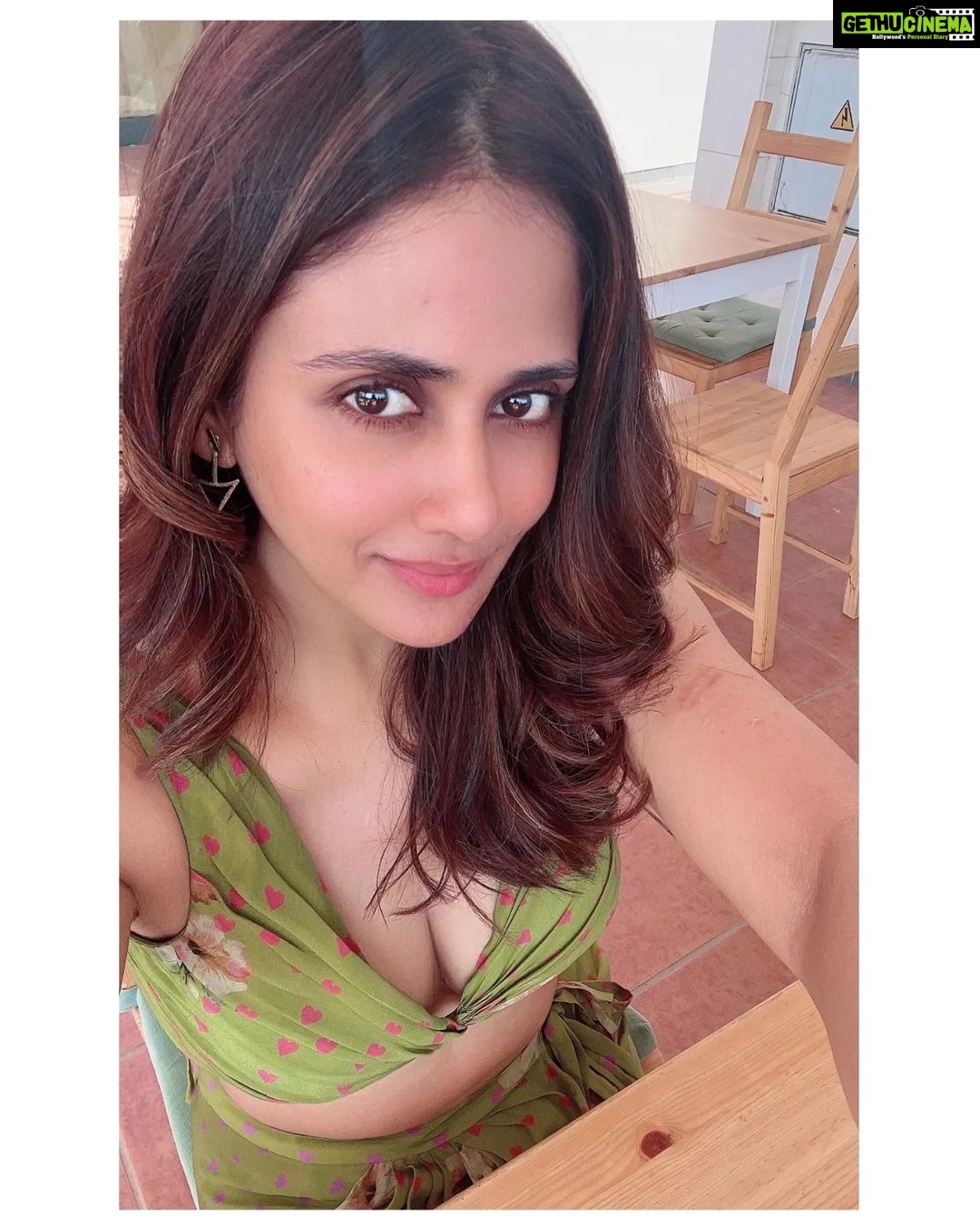Parul Yadav Instagram - Those that sow the first seeds of a revolution.. those that take a stand against the wind.. those that dare to dream differently.. those are to who I doff my hat.. here is a fully vegan restaurant @buenavidavegan right on the beach at Adeje in the Canary Island of Tenerife.. what wonderful food and what a wonderful feeling! And P.S. they only serve cow's milk to calves!! As one should!!! #PYTravels #Tenerife #CanaryIsland #TuesdayTravels #TenerifeIsland #TenerifeFood #Buenavida #BuenavidaBeach #VeganMeals #VeganFoodLovers #VeganDiet #VeganBowl #VeganHealth #BuddhaBowl #NaturesCandy #EatYourFruits #EatYourFruitsAndVeggies #HealthyEatingHabits #HealthyFoody #TuesdayGrind #LifestyleGoals #SpainTravel #SpainFood #Sandal_official #SandalwoodAdda #KannadaActors #KannadaHeroine #NammaBangalore #NammaBengaluru #NammaKarnataka Adeje Tenerife