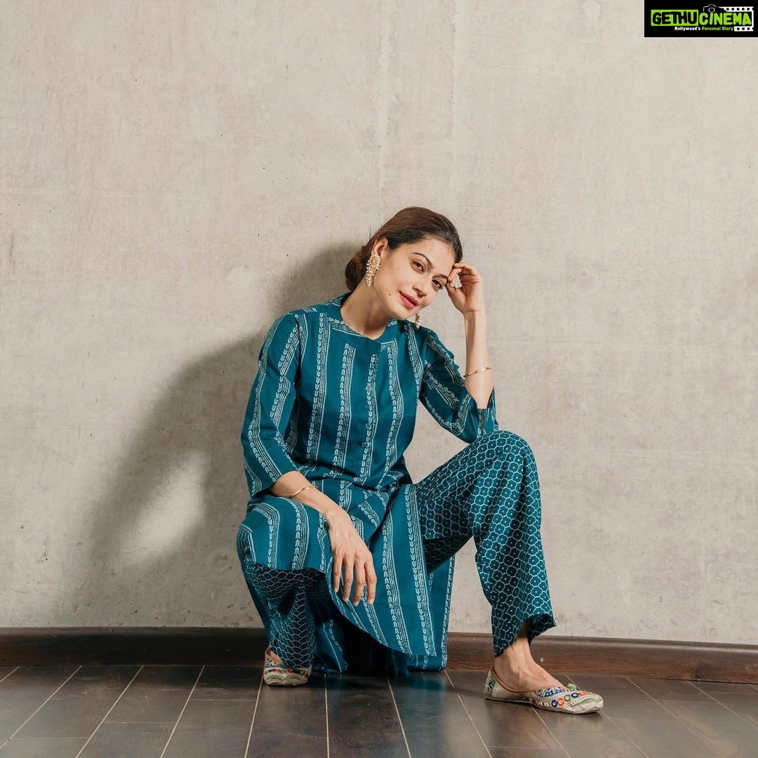 Payal Rohatgi Instagram - #Cowin application पर कोई भी slot available नहीं है covishield vaccine लेने के लिए। ये मैंने ख़ुद अपनी आँखों से देखा है ख़ुद register अपने आपको करके। इन्फ़ॉर्मेशन ये भी है कि Sputnik V Russia कि एक vaccine मिलने वाली है अगले हफ़्ते से Bharat ले अंदर। मगर Cowin application जो Bharat सरकार की website है वहाँ vaccine के लिए website में कोई भी paid slot available ही नहीं है १८ कि उम्र से ज़्यादा के लोगों के लिए।४५ से ज़्यादा की उम्र के लोगों के slots completely booked दिखा रहे हैं website पर। Ahmedabad Municipal Corporation और Gujarat सरकार विनत्ति है हमें vaccine लेने का मार्ग बताये🙏 #payalrohatgi