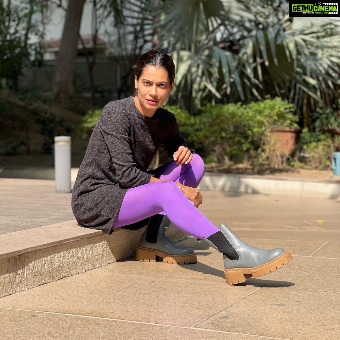 Payal Rohatgi Instagram - आज बात करते हैं कि भारत के अंदर वो संस्कारी नेता ज़ो Bharat की संस्कृति के ऊपर ज्ञान देता है, parliament के अंदर ये कहता है कि Bharat की संस्कृति ऐसी है कि छोटे को बड़ों के पैर पढ़ने चाहिए और बड़ों के नाम के साथ “जी” शब्द लगाते हैं क्यूँकि वो है हमारे संस्कार 🤩 वोही संस्कारी नेता उस विदेशी पॉर्न star को work visa देता होगा Bharat के अंदर काम करने के लिए क्यों क्योंकि कहीं न कहीं वो संस्कारी नेता Bharat के अंदर पॉर्न को Legal करने के लिए अपना योगदान दे रहा है 😂 भारत के अंदर बोहोत सारी illegal चीज़ें करी जाती है, भ्रष्टाचार हो, drugs का इस्तेमाल करना हो या पोर्न का shoot करना हो।परंतु जब आप एक विदेशी पॉर्न star को इतना रुतबा दे दें कि वो सनातन धर्म के bhagwan के ऊपर बनाए गए गानों के ऊपर नाचे और फिर उसका विरोध करके उसे और प्रसिद्धि दे तो आप कहीं न कहीं उसके द्वारा Bharat के अंदर porn को Legal बनाना चाहते हैं क्योंकि अगर हमारे desh की Sarkar चाहती तो उसका work visa बहुत पहले ही रद्द कर दिया जाता। ये दिखाने के लिए कि Bharat के अंदर एक विदेशी पॉर्न star को भी मौक़ा दिया जाता है काम का क्यूँकि वो अच्छी इंसान है और humble इंसान है ग़लत बहाना है। सच तो यह है कि आप उसकी प्रसिद्धि से porn को भारत में legal करना चाहते है 🙏 #payalrohatgi