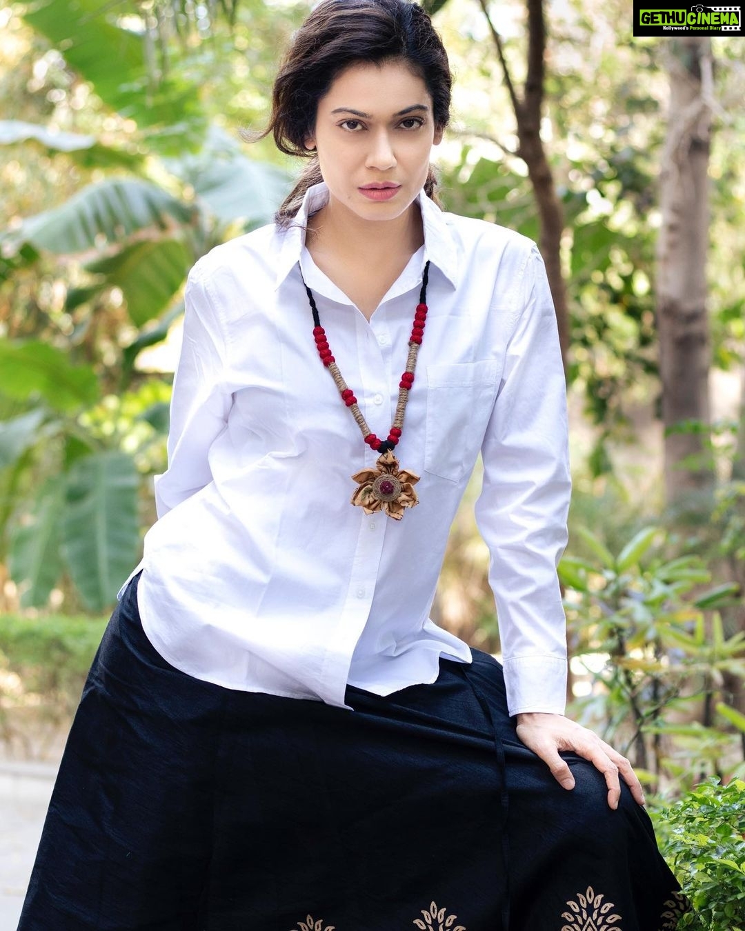 Payal Rohatgi Instagram - हम देख रहे हैं कि कैसे Barkha Dutt जैसी leftist पत्रकार covid मरीज़ों के देहांत के बाद सिर्फ़ शमशानघाट पर जाकर उस coverage को अपने YouTube channel पर दिखा रही है। मैं जानना चाहती हूँ की covid के मरीज़ Bharat के अंदर बाक़ी धर्मों के भी होंगे तो क्यों क़ब्रिस्तान और चर्च में जाकर वो ये coverage नहीं कर रही ??वो सिर्फ़ शमशानघाट में ही क्यों जा रही है ? क्या उसका कहना है कि सिर्फ़ हिंदू ही मर रहे हैं ? या उसका कहना है कि बाक़ी सारे धर्मों के लोग जो इस बीमारी के कारण गुज़र गए उन सबका सिर्फ़ अंतिम संस्कार ही हो रहा है ? या वो हिंदुओं को मोदी जी के ख़िलाफ़ कर रही है ?? #PayalRohatgi