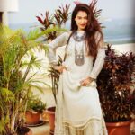 Payal Rohatgi Instagram – आज मैं आपके साथ बात करना चाहती हूँ कि कैसे ANI जो सरकारी ख़बरों की portal है उसमें इंफॉर्मेशन release करी है कि कैसे Bengal के अंदर बढ़ते हुए आतंकवादी दंगों की वजह से हाल में ही बनी bengal सरकार जो Mamta Banerjee के नेतृत्व में सत्ता बनाएगी उसे इन दंगों के ऊपर जवाब देना होगा।हम देख रहे हैं कि कैसे बहुत सारे हिन्दू परिवारों को निशाना बनाया जा रहा है जो BJP के समर्थक थे और दंगों के वीडियो सोशल मीडिया पर वायरल हो रहे हैं। ममता बनर्जी को क्या हम मौत का सौदागर कहे क्योंकि ये उपाधि दी जाती मोदी जी को अगर मोदी जी ने Bengal को जीता होता क्योंकि मोदीजी पे आरोप लगाया गया था कि covid के समय वो रैली कर रहे हैं जबकि इस समय rally वो भी कर रहे थे और साथ साथ में ममता बनर्जी भी कर रही थी क्योंकि Bengal में इलेक्शंस थी। 

Amit Shah जी को हिंदुओं की रक्षा करने के लिए सुरक्षा भेजनी चाहिए क्योंकि Bengal Bharat का हिस्सा है और अगर हिंदुओं को निशाना बनाया जा रहा है election जीतने के बाद तो ये ग़लत है क्योंकि इस तरह से Assam के अंदर और Pondicherry के अंदर दंगे नहीं हो रहे हैं जहाँ पर BJP सत्ता बना रही है। 

रही बात एक दूसरे article की जो share किया गया है ANI द्वारा। वो article यह है CT scan और बायोमेट्रिक्स का दुरुपयोग हो रहा है covid के दूसरे पड़ाव में। ये कहा है AIIMS के डॉक्टर ने। उन्होंने कहा है के covid के mild symptoms में CT scan की आवश्यकता नहीं है। अब ये जो उनका बयान है ये प्रश्न उठाता है कि क्यूँ Rohit Sardana का CT scan किया गया जब उनका RR-PCR report निगेटिव था ? Doctors को जवाब देना पड़ेगा कि वो को covid के नाम से निजी फ़ायदा तो नहीं कर रहे हैं अपना ?? 

 Kangana की एक बात सही लगी कि जहाँ पर सभी लोग जो oxygen cylinder के नाम से सुर्ख़ीयों में आ रहे हैं क्या इन लोगों ने कभी भी पेड़ को उगाने की बात करी, पेड़ नहीं काटने की बात करी क्योंकि पेड़ के नीचे बैठने से आपको natural oxygen मिलता है न वो oxygen jo आज की तारीख़ में लोगों की जान बचाने के लिए factories में बनाया जा रहा है। #PayalRohatgi