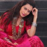 Payal Rohatgi Instagram - हम सब को पता है कि कैसे Dharma Productions ने एक मीडिया रिलीज़ जारी की है जहाँ पर वो कह रहे हैं कि वो #Dostana2 की कास्टिंग वो फिर से करने वाले। अब उनका सिर्फ़ यही बयान को मीडिया ने अलग अलग कहानियां speculations बना कर बेचनी चालू कर दी है कि कैसे #KarthikAryan को उसके unprofessional बर्ताव की वजह से Dostana 2 से निकाला जा रहा है २० दिन की शूटिंग के बाद मगर Fact है की #KarthikAryan अभी भी Karan Johar को follow कर रहे है इंस्टाग्राम पर मगर करन जौहर Karthik को फ़ॉलो नहीं कर रहा है। अब सच क्या है ये तो समय बताएगा मगर media wale अपने TRP के चक्कर में Karan Johar को भी बदनाम कर रहे हैं और Karthik Aryan को भी बदनाम कर रहे हैं। मैं आग्रह करती हूँ के दोनों अपने तरफ़ से सफ़ाई पेश करे public domain में क्योंकि यहाँ पर Karthik Aryan दूसरा Sushant Singh Rajput नहीं बने उसके लिए Kangana कह रही है जो सुशांत के निधन के बाद आवाज़ उठा रही थी उसके न्याय के लिए क्योंकि उसे पता है bollywood कितना परिवारवाद करता है और उसने उस परिवारवाद में अपनी एक सफल अभिनेत्री कि छवि बनायी है जो सराहनीय है 🙏 #PayalRohatgi