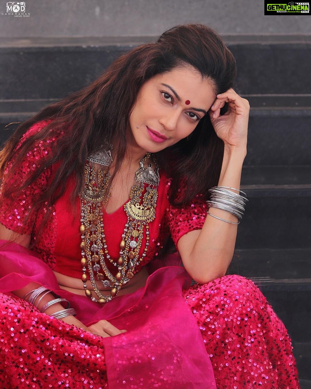 Payal Rohatgi Instagram - हम सब को पता है कि कैसे Dharma Productions ने एक मीडिया रिलीज़ जारी की है जहाँ पर वो कह रहे हैं कि वो #Dostana2 की कास्टिंग वो फिर से करने वाले। अब उनका सिर्फ़ यही बयान को मीडिया ने अलग अलग कहानियां speculations बना कर बेचनी चालू कर दी है कि कैसे #KarthikAryan को उसके unprofessional बर्ताव की वजह से Dostana 2 से निकाला जा रहा है २० दिन की शूटिंग के बाद मगर Fact है की #KarthikAryan अभी भी Karan Johar को follow कर रहे है इंस्टाग्राम पर मगर करन जौहर Karthik को फ़ॉलो नहीं कर रहा है। अब सच क्या है ये तो समय बताएगा मगर media wale अपने TRP के चक्कर में Karan Johar को भी बदनाम कर रहे हैं और Karthik Aryan को भी बदनाम कर रहे हैं। मैं आग्रह करती हूँ के दोनों अपने तरफ़ से सफ़ाई पेश करे public domain में क्योंकि यहाँ पर Karthik Aryan दूसरा Sushant Singh Rajput नहीं बने उसके लिए Kangana कह रही है जो सुशांत के निधन के बाद आवाज़ उठा रही थी उसके न्याय के लिए क्योंकि उसे पता है bollywood कितना परिवारवाद करता है और उसने उस परिवारवाद में अपनी एक सफल अभिनेत्री कि छवि बनायी है जो सराहनीय है 🙏 #PayalRohatgi